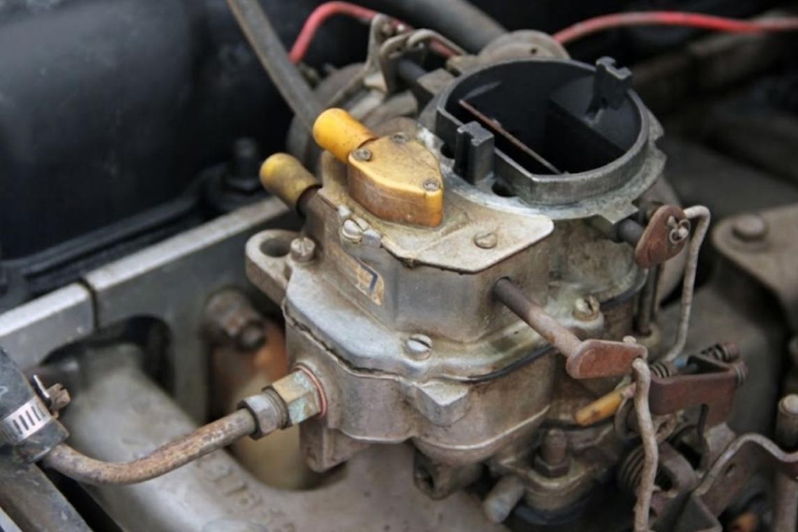 Carter BBD carborator on an AMC 258 engine